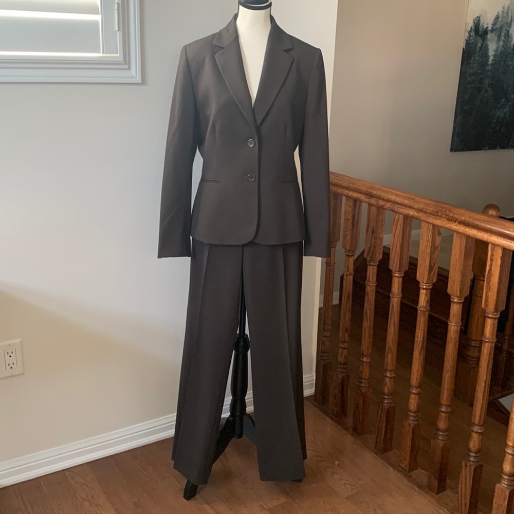 Gorgeous chocolate brown Tahari in impeccable condition, Sz 8
